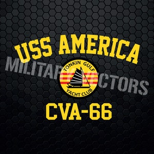 Puede incluir: Diseño gráfico sobre fondo negro con patrón de panal. El texto "USS AMERICA" es amarillo, sobre un emblema circular con un velero y las palabras "TONKIN GULF YACHT CLUB". Debajo está "CVA-66" en amarillo.