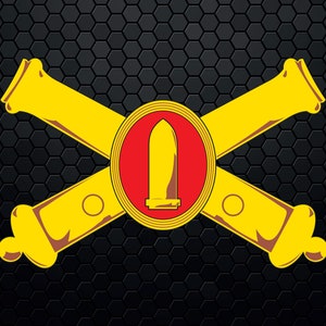 Könnte beinhalten: Ein gelbes und rotes Emblem mit zwei gekreuzten Kanonen und einem roten Kreis mit einer goldenen Kugel in der Mitte. Der Hintergrund ist ein schwarzes Wabenmuster.
