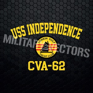 Puede incluir: Un logotipo amarillo y negro con el texto "USS INDEPENDENCE" en un arco curvo en la parte superior. Debajo del texto hay un logotipo circular con el texto "TONKIN GULF YACHT CLUB" y un barco amarillo con una bandera roja y amarilla. El texto "CVA-62" está debajo del logotipo circular.