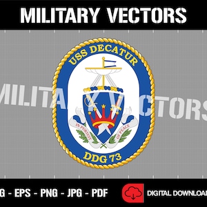 Puede incluir: Un emblema circular azul y dorado con el texto "USS DECATUR" y "DDG 73". El emblema presenta un escudo con una corona, espadas y una corona de laurel. El texto "IN PURSUIT OF PEACE" está escrito en el escudo.