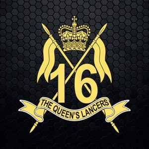 Könnte beinhalten: Ein goldenes und weißes Wappen mit einer Krone, gekreuzten Lanzen und der Zahl 16. Der Text "The Queen's Lancers" ist auf einem weißen Banner geschrieben.