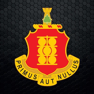 Puede incluir: Un escudo rojo y dorado con una torre, una hoja de arce y un escudo con cinco círculos amarillos. El texto "PRIMUS AUT NULLUS" está escrito en un rollo alrededor del escudo.