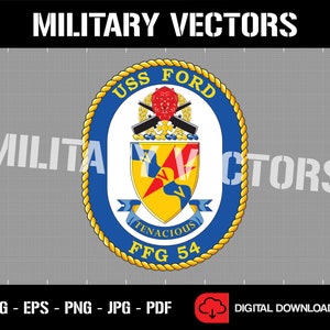 Può includere: Un emblema circolare blu e oro con il testo "USS FORD" e "FFG 54" all'interno. L'emblema presenta una testa di leone, fucili incrociati e uno scudo con un fulmine. Il testo "TENACIOUS" è incluso.