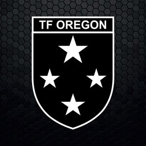 Può includere: Logo nero e bianco a forma di scudo con il testo "TF OREGON" in alto e quattro stelle bianche all'interno dello scudo.