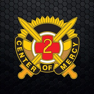 Op de afbeelding: Een geel en zwart embleem met twee gekruiste zwaarden, een rood kruis met een wit nummer "2" in het midden en de tekst "CENTER OF MERCY".