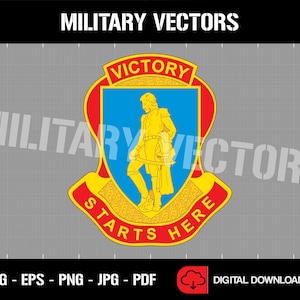 Puede incluir: Un emblema de unidad militar amarillo y rojo con un escudo azul que presenta una figura dorada sosteniendo una espada. El escudo está rodeado por un rollo amarillo con el texto "Victory Starts Here".