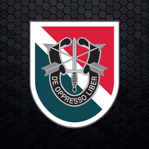 Puede incluir: Un escudo verde, rojo y blanco con un emblema negro y plateado. El emblema presenta una daga y dos flechas cruzadas. El texto "DE OPPRESSO LIBER" está escrito alrededor del emblema.