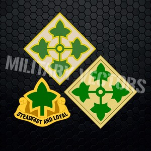 Puede incluir: Un parche de unidad militar dorado y verde con un diseño de trébol de cuatro hojas y el texto "STEADFAST AND LOYAL".