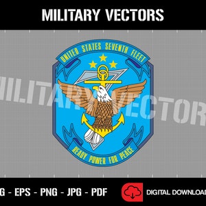 Puede incluir: Un emblema azul y amarillo con un águila calva, un ancla y estrellas. El texto dice "United States Seventh Fleet" y "Ready Power For Peace".