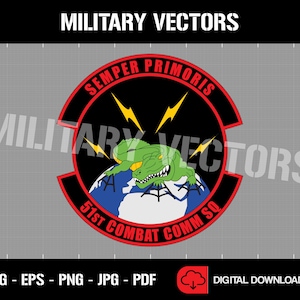 Könnte beinhalten: Ein schwarzer und roter runder Patch mit einem grünen Alligator, der einen Globus beißt. Der Text "SEMPER PRIMORIS" ist in einem weißen Bogen über dem Alligator geschrieben. Der Text "51ST COMBAT COMM SQ" ist in einem weißen Bogen unter dem Globus geschrieben.