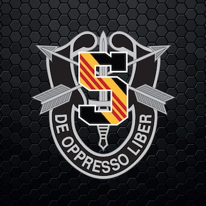 Puede incluir: Un emblema negro y plateado con el número "5" en el centro, con rayas rojas y amarillas. El emblema incluye flechas, una espada y el texto "DE OPPRESSO LIBER" sobre un fondo hexagonal negro.