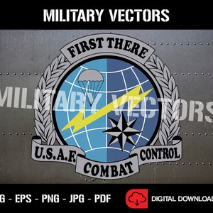 以下が含まれることがあります： 地球、稲妻、コンパス、パラシュートが描かれた青と黄色の軍隊のエンブレム。地球の上に「First There」という文字、地球の下に「U.S.A.F. Combat Control」という文字が書かれている。