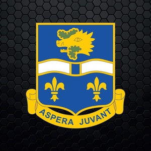 Può includere: Uno stemma di unità militare blu e oro con un rotolo giallo in basso che recita "ASPERA JUVANT". Lo stemma presenta una testa di cinghiale gialla con fogliame verde, una fascia bianca e due gigli d'oro.