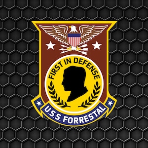 Könnte beinhalten: Ein braunes und gelbes Wappen mit einem Weißkopfseeadler, Sternen und Pfeilen. Der Text lautet "First in Defense" und "U.S.S. Forrestal".