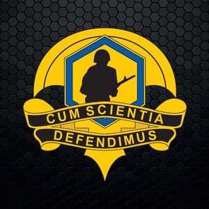 Pode incluir: Um distintivo militar amarelo e azul com uma silhueta de um soldado segurando um rifle. O texto "CUM SCIENTIA DEFENDIMUS" está escrito em uma fita preta.