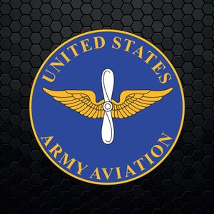 Può includere: Un cerchio blu con un bordo giallo e le parole "United States Army Aviation" attorno al bordo. All'interno del cerchio c'è un'elica bianca con ali gialle.