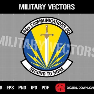 Könnte beinhalten: Ein blaues und gelbes militärisches Einheitsemblem mit einem Schwert und Blitzen. Der Text auf dem Emblem lautet "86th Communications Sq" und "Second to None".