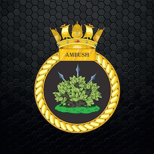 Puede incluir: Un escudo dorado y negro con una corona y la palabra "AMBUSH" en el centro. El escudo presenta un arbusto verde con tres lanzas que sobresalen de él.