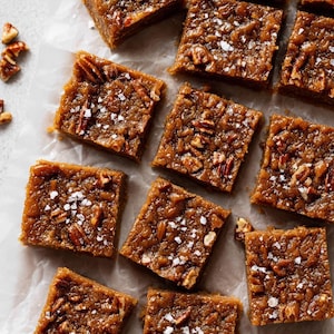 Recept på pekannötspaj med brunt smör i PDF-format | Kladdiga pekannötsrutor med karamell | Enkel julefterrätt | Recept på paj i en gryta | Utskrivbar bakguide