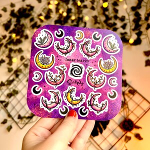 Stickervel Purple Moon: maanbladeren, heksachtig boho-decor