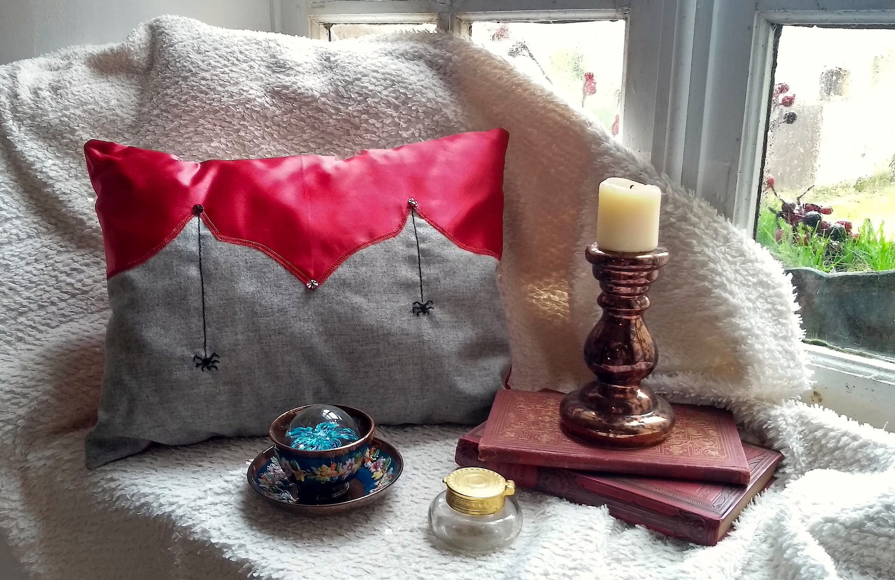 Coussin Gris et Rouge Witch