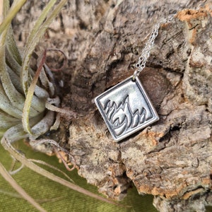 Quadratischer Elementanhänger (Feuer). Handgefertigt aus Recyceltem Feinsilber.