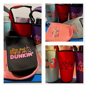 Puede incluir: Una colección de portavasos de neopreno de colores con varios diseños que incluyen donas, vasos de café y el texto "this girl runs on Dunkin'" y "Peace, Love, Dunkin".