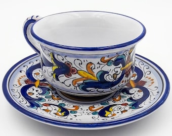 Ausgestellte Teetasse mit passendem Teller, verziert mit Ricco Deruta. Handbemalte Kunstkeramik aus Deruta. HERGESTELLT IN ITALIEN.