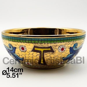 Puede incluir: Un cuenco de cerámica dorado con un diseño de mosaico. El cuenco presenta una cruz, patrones florales azules y blancos y un borde verde y azul. El cuenco mide 14 cm de diámetro.
