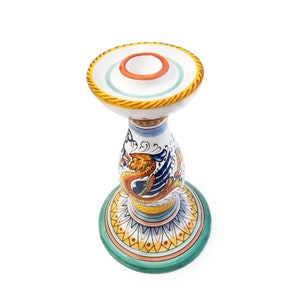 Enkellågig ljusstake dekorerad i rafaesk stil, 20 cm / 8". Handmålad Deruta konstnärlig keramik. Tillverkad i Italien.