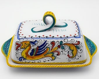 Zweiteilige rechteckige Butterdose mit Deckel, dekoriert im Raffael-Stil. Handbemalte Deruta-Keramik. 100 % MADE IN ITALY.