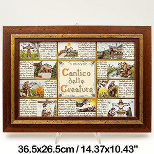 Puede incluir: Una obra de arte enmarcada que presenta una representación de azulejos coloridos del "Cantico delle Creature" (Cántico de las Criaturas) de San Francisco de Asís. La obra está sobre un fondo de madera y mide 36,5 cm por 26,5 cm.