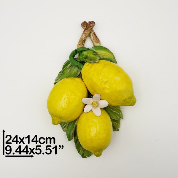 Branche avec Trois Citrons avec Fleur à suspendre ou à poser H 25 cm / 10 ". Entièrement peint à la main et créé en céramique. 100% MADE IN ITALY.