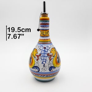 Druppelvormige oliefles met perkament en Raffaelesco-schrift en schenker H 20 cm. Deruta artistiek keramiek met de hand geschilderd MADE IN ITALY