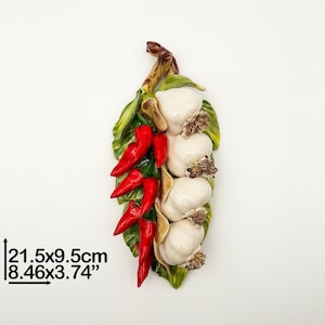 Braided garlic and chillies to hang or free-standing H 22 cm / 9 &quot;. Entirely created and Hand Painted ceramic. 100% MADE IN ITALY.