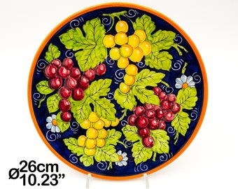 青い背景にブドウの模様が描かれた壁掛け皿。直径25cm。デルータ産の
