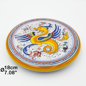 Runt grytunderlägg/underlägg dekorerat i Rafaelask stil. Handmålad Deruta-keramik. Tillverkad i Italien.