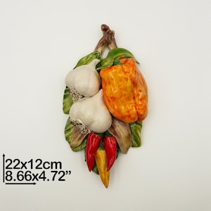 Garlic & Bell Pepper Vegetable Branch to hang or free-standing H 22 cm / 10 &quot;. Entirely created and Hand Painted ceramic. 100% MADE IN ITALY