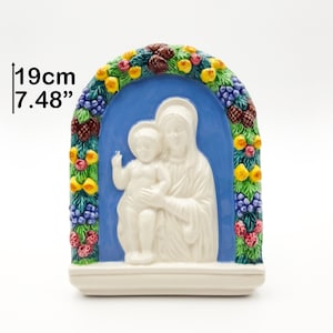 Puede incluir: Figura de cerámica de la Virgen María y el niño Jesús, de pie en un arco azul decorado con flores y bayas de colores. La figura mide 19 cm de alto.