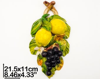 Zweig mit zwei Zitronen und Trauben zum Aufhängen oder Stellen, H 20 cm. Keramik. Vollständig von Hand gefertigt und bemalt. 100 % MADE IN ITALY