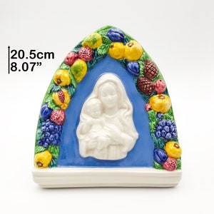 マドンナと子供 ロッビアーナ・デッラ・ロッビア スタイル 三角ニッチ 高さ 20 cm / 8 インチ。手描きのデルタ芸術的セラミック。イタリア製。