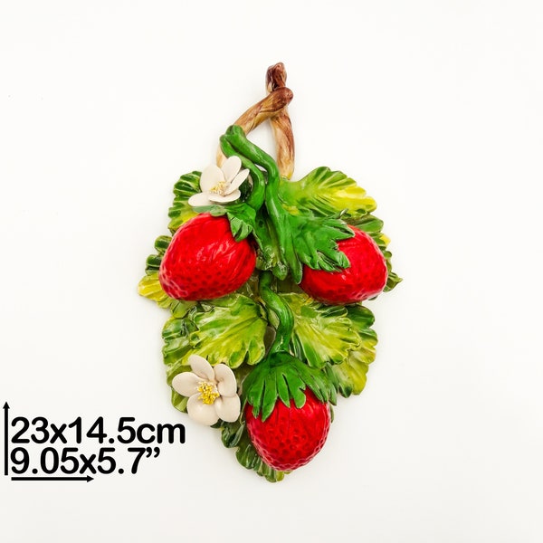 Branche avec Trois Fraises avec Fleurs à suspendre ou à poser H 23 cm / 9 ". Entièrement peint à la main et créé en céramique. 100% MADE IN ITALY