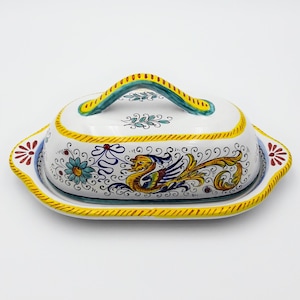 Mantequera ovalada de dos piezas con tapa decorada en Raffaellesco Bellissimo. Cerámica artística Deruta pintada a mano. 100% HECHO EN ITALIA.