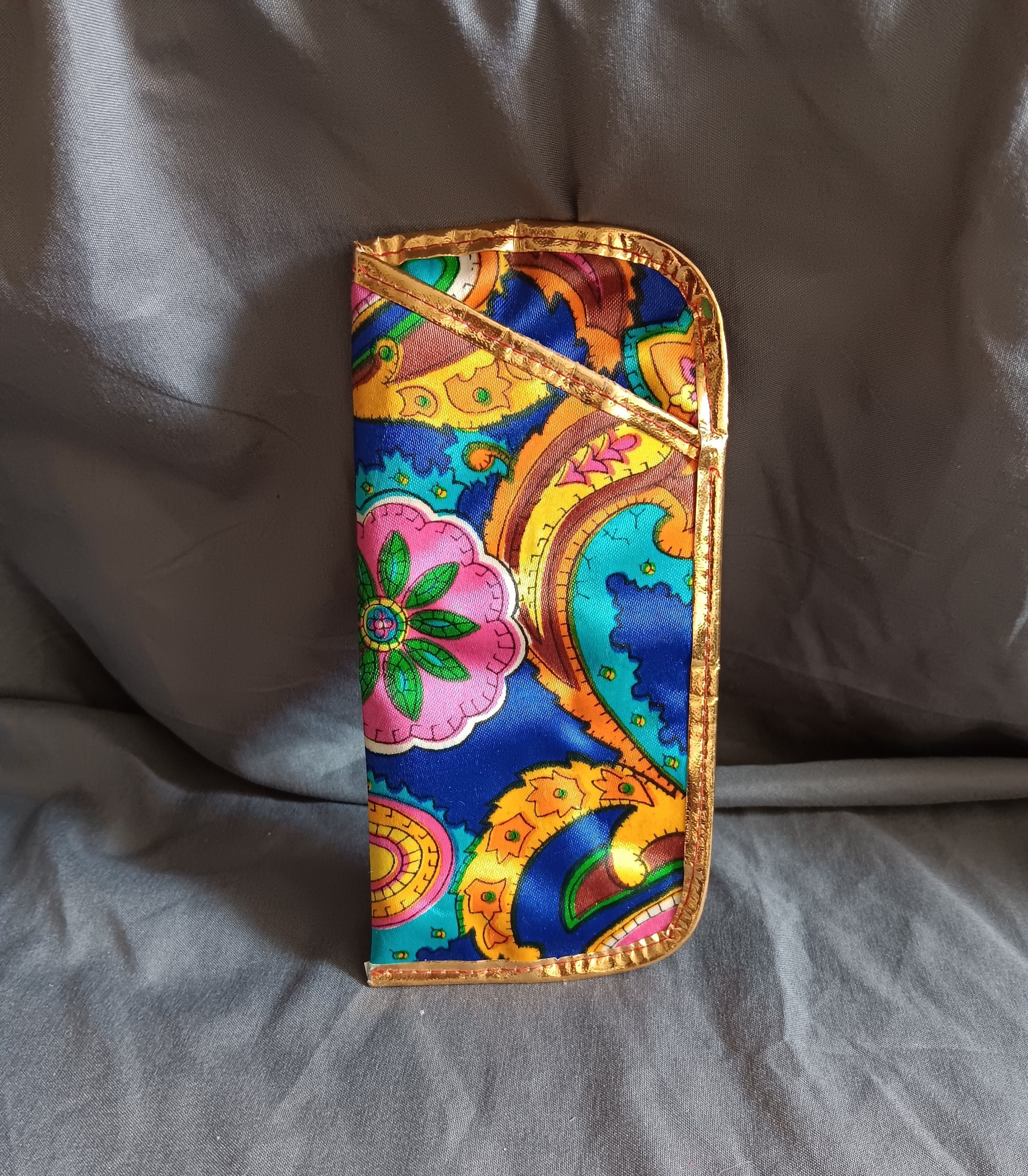 Vintage Brightly Colored Paisley Design With Gold Trim  display picture 2