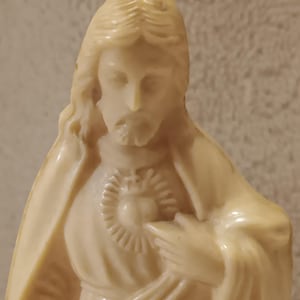 Vintage 5.5&quot; Plastic Sacred Heart Of Jesus Statue Figurine - Unbranded - FANTASTIC Gift Idea - Gently Previously Loved - FREE Shipping