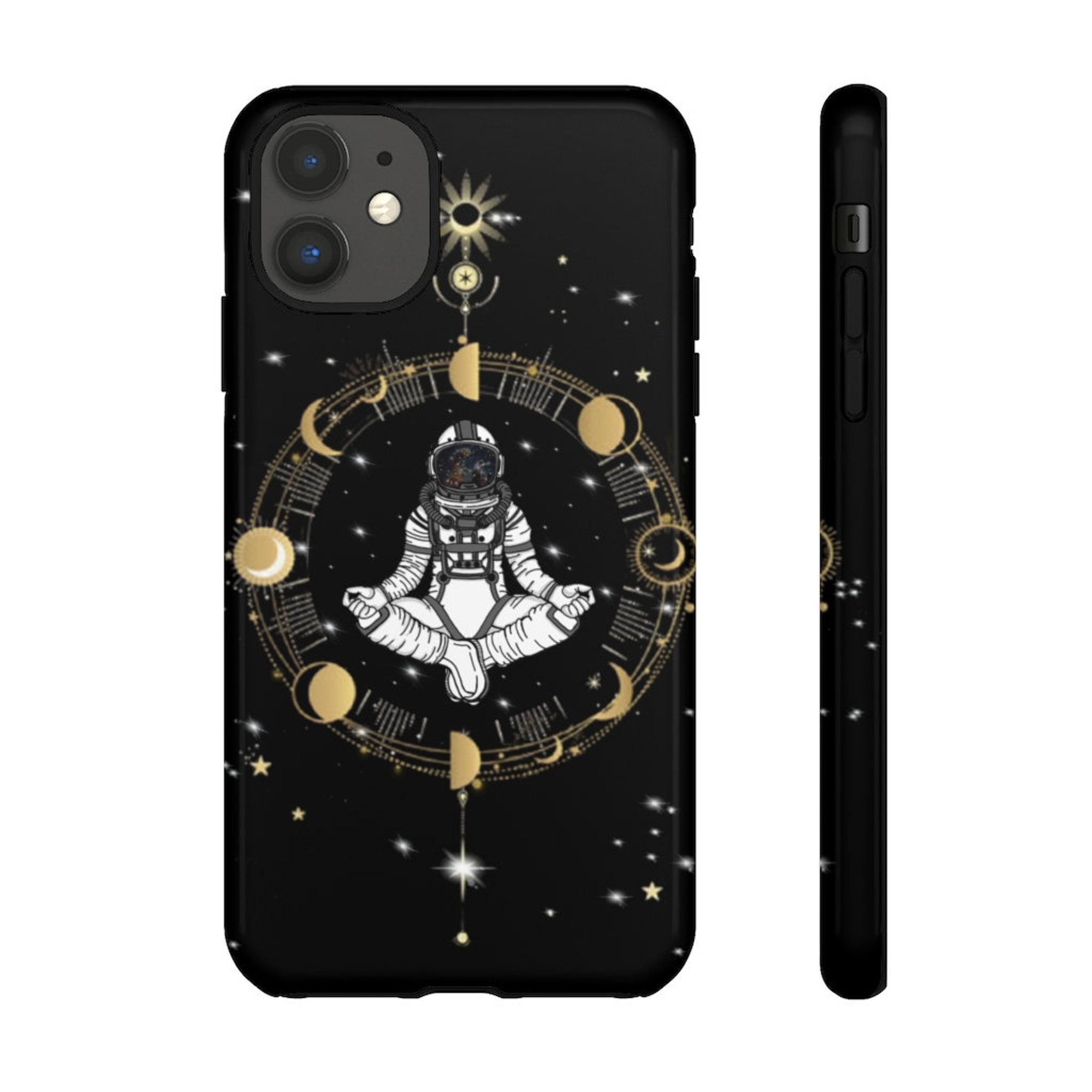 Discover Stylish Meditating Astronaut Capa Para Iphone 6/ 6s/ 7/ 7 Plus/ 8/ 8 Plus/ X/ Xr/ 11/ 11 Pro/ 11 Pro Max/ 12 Pro/ 12 Pro Max/ 12 Mini/ 13/13 Pro/ 13 Pro Max/ 13 Mini Astronauta Desenho