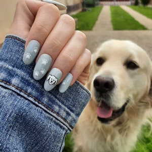 Stampa su unghie | Cane bianco carino grigio con zampe