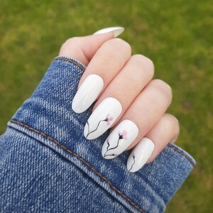 White and Pink Floral Press On Nails | Handmade Custom False Nails | Delicate Flower Nail Art | Spring Wedding Nails | Reusable Nail Set