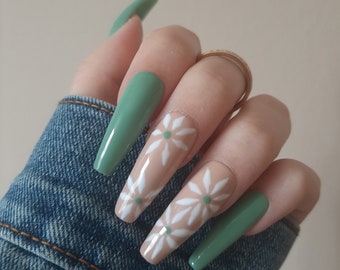 Sage Green Floral Press On Nails | Handmade Spring Nail Art | Custom Pastel Flower Nails | Soft Green Reusable Nails | Elegant Nail Set