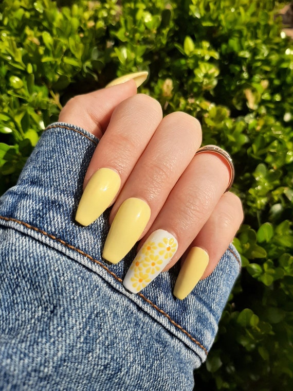 Amazon.com: Short False Nails Round Press on Nails Yellow Nails with  Designs Lemon Summer Nails Cute Glue Nail Fake Nails Solid Color Acrylic  Nails for Women 24Pcs : Industrial & Scientific